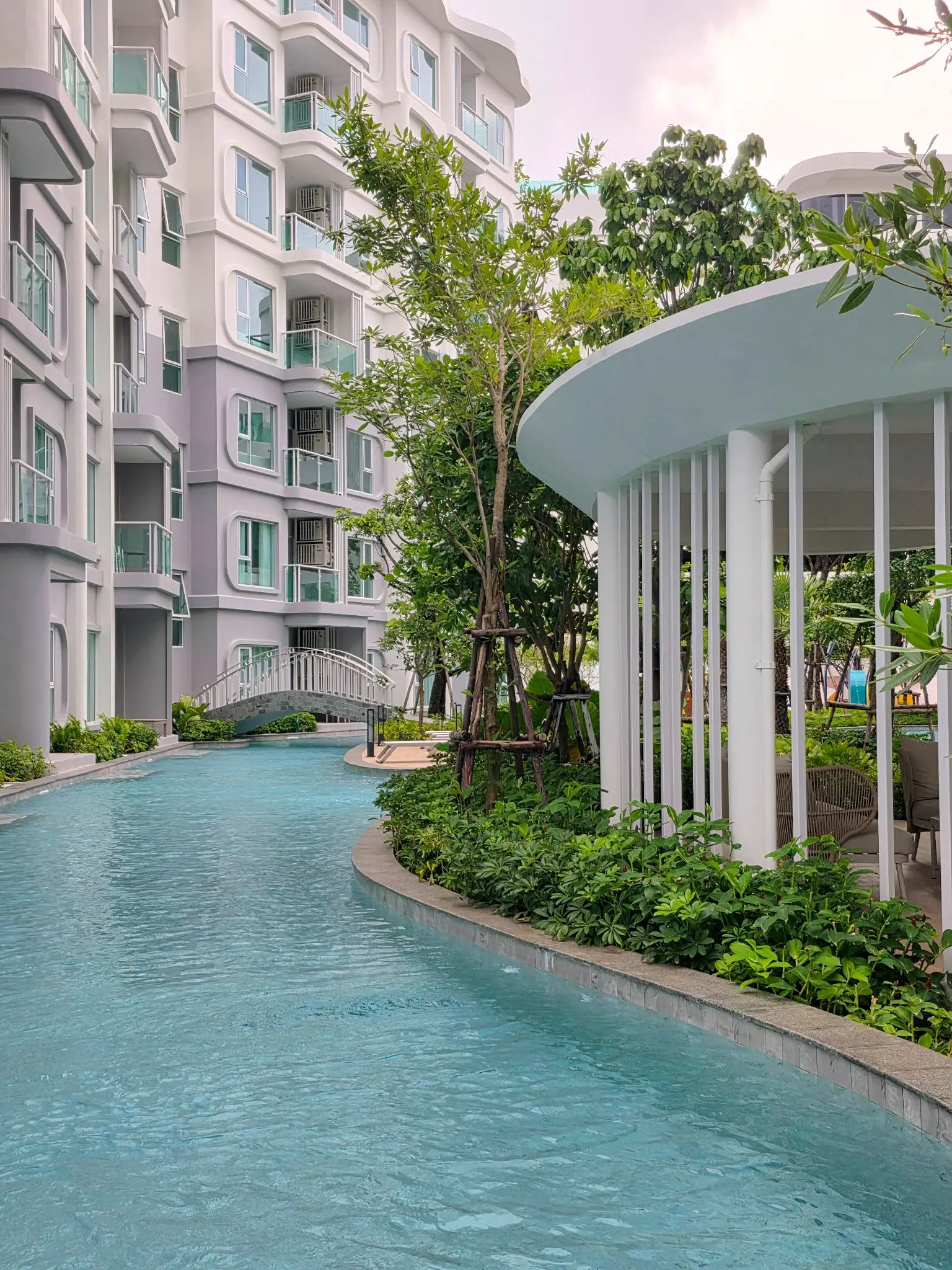 Poolside pavilions & loungers