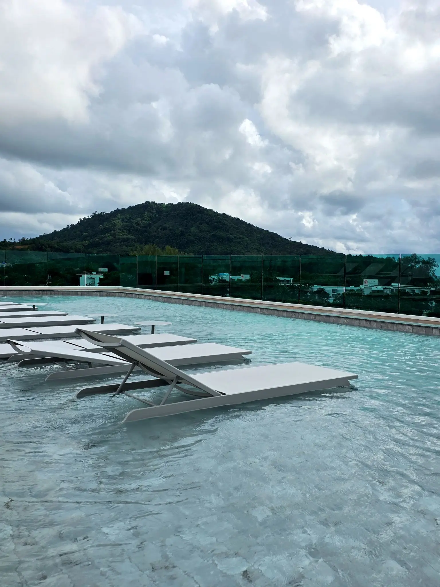 Rooftop infinity pool, mountain view