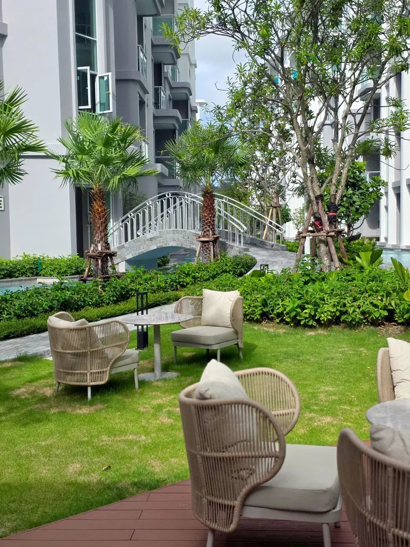 Tropical gardens & lawns