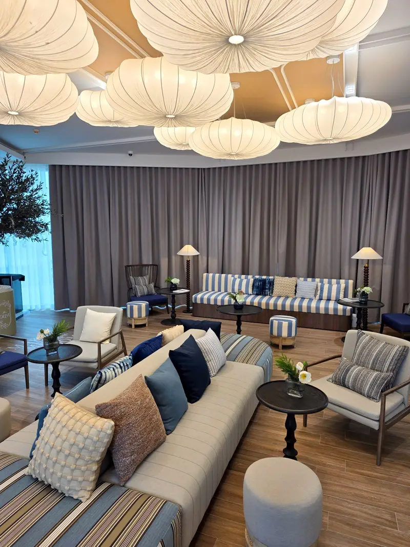 Lobby lounge